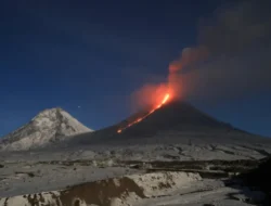 Gunung Klyuchevskoy Meletus Usai Diguncang Gempa 8,8 SR, Lava dan Abu Membumbung di Langit Kamchatka