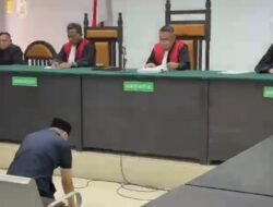 Divonis Bebas Kasus Korupsi Bansos, Hamim Pou Sujud Syukur di Ruang Sidang