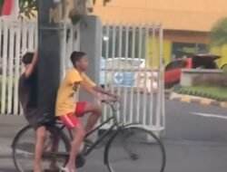 Bocah di Surabaya Gowes Sepeda Sambil Bawa Tameng Polisi, Videonya Viral