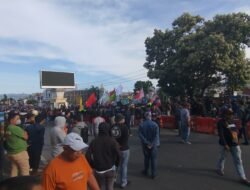 Demonstran Aliansi Merah Putih Blokade Jembatan Perlimaan Kota Gorontalo, Lalulintas Dialihkan