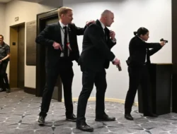 BREAKING NEWS! : Trump Dievakuasi dari Acara Wartawan Gedung Putih Usai Laporan Tembakan di Luar Lokasi